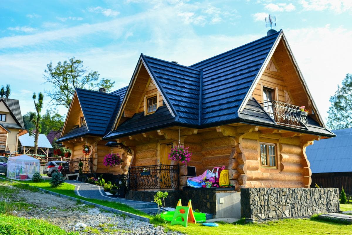 Wnętrze domku z dużymi oknami