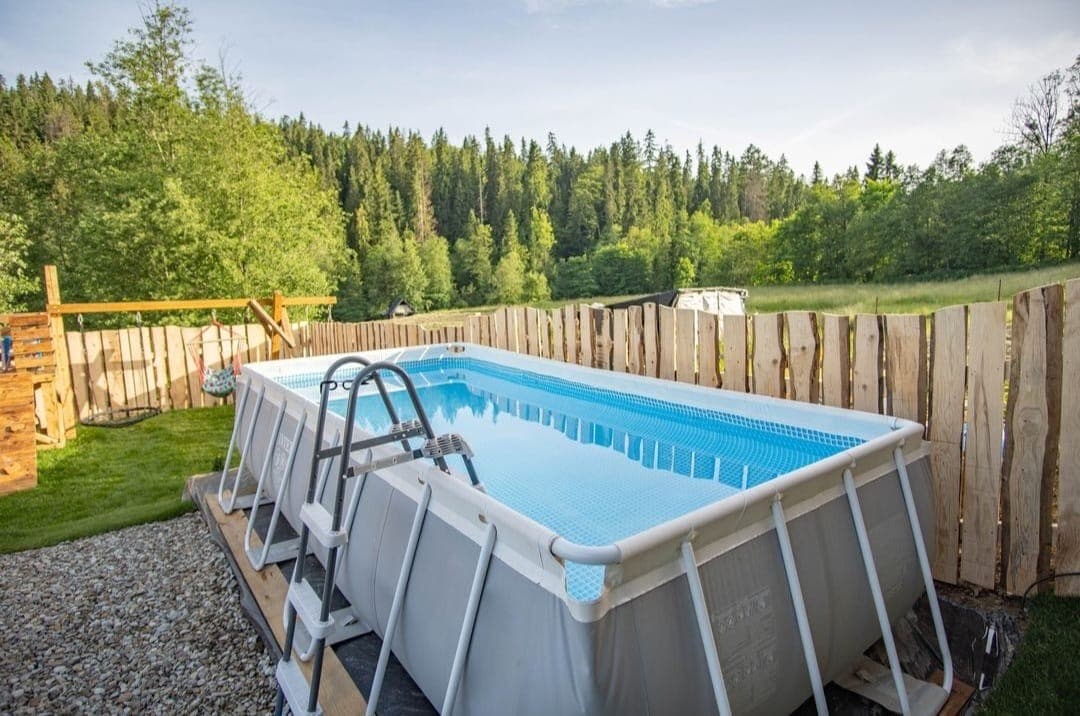 Wieczorna atmosfera wokół domków