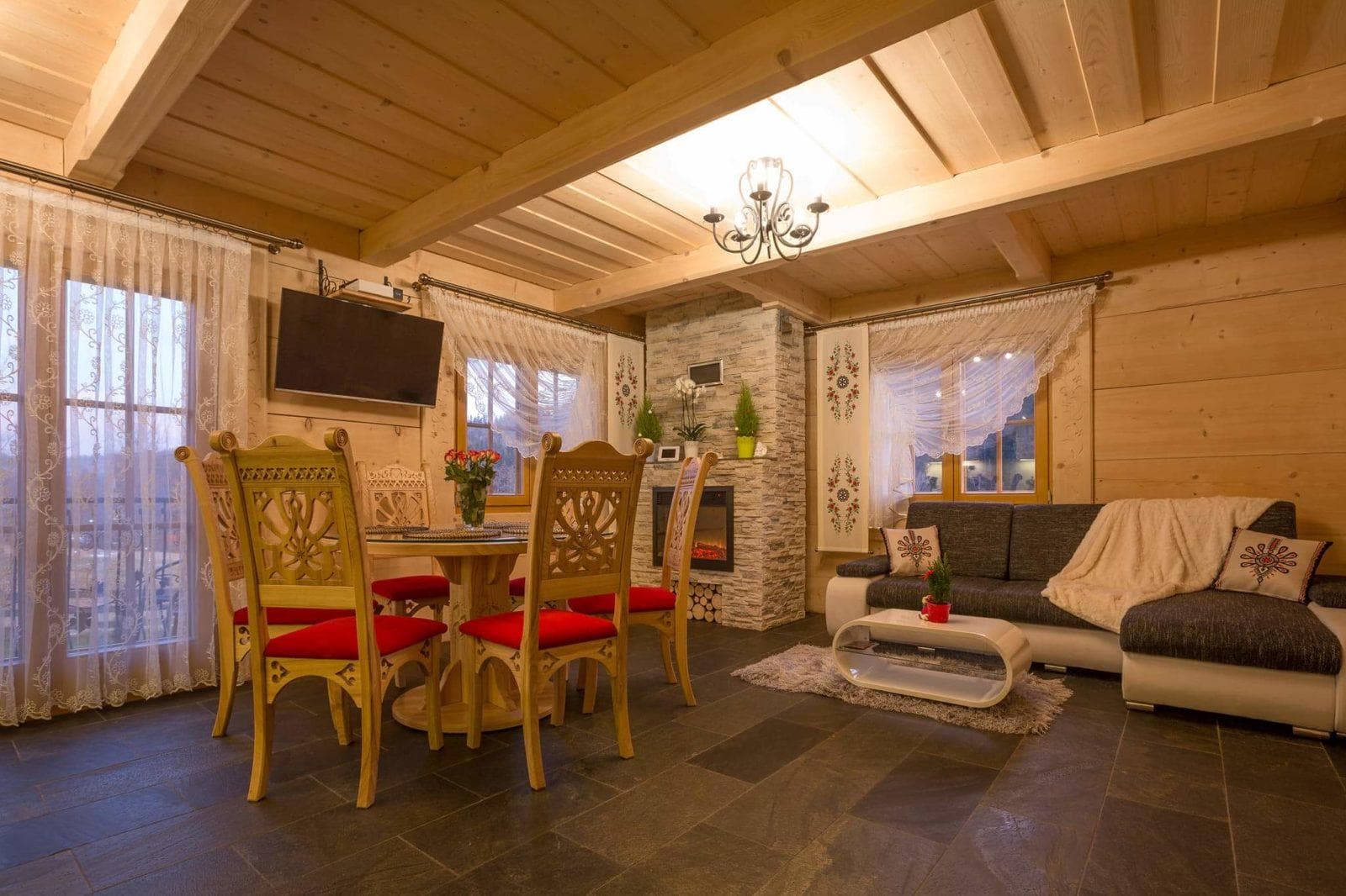 Wieczorne oświetlenie ogrodu